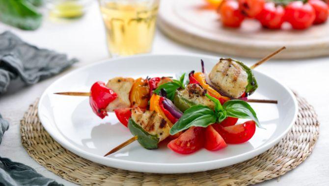 Petiscos Receitas fim-de-semana Espetada de frango e legumes