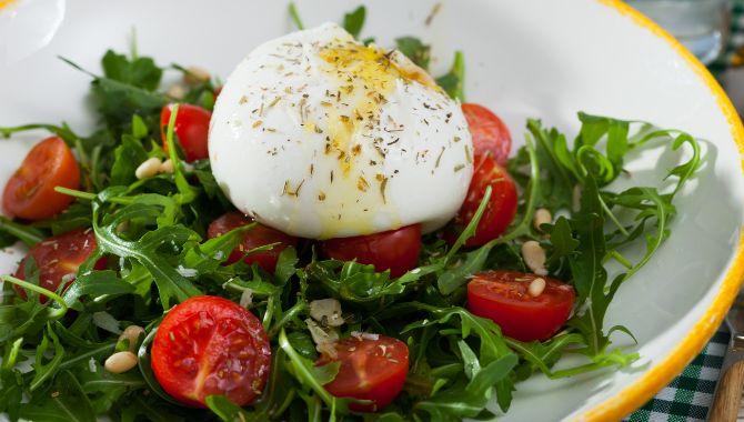Receita de salada de rúcula e burrata com molho de manjericão - petiscosecompanhia Salada de Rúcula e Burrata - Petiscos & Companhia
